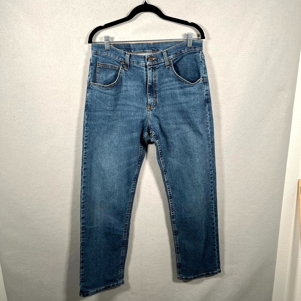 Wrangler Jeans Mens 32x30 Blue Denim Cotton Stretch Medium Wash Straight Leg